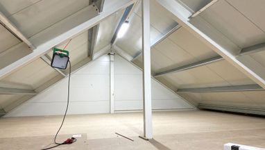 Lyst og tomt loft med skråtak