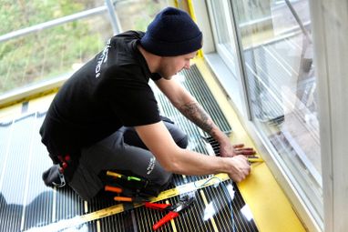 Elektriker monterer varmegulv