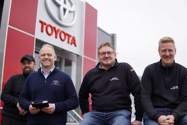 Elektrikere utenfor bygg med Toyota logo